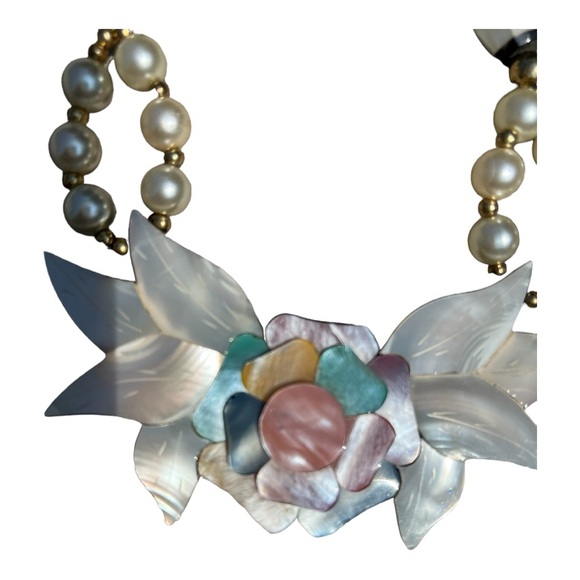 Lee Sands Jewelry - Vintage LEE SANDS. Mother of Pearl inlay flower shape necklace